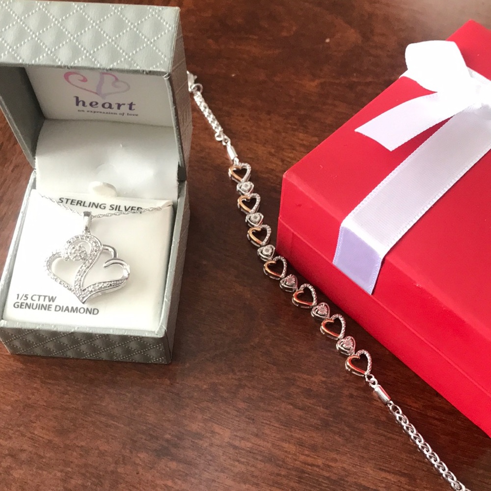 Beautiful STERLING SILVER 1/5 CTTW Genuine Diamond